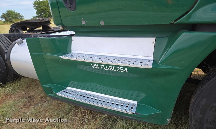 image for item EU3562 2015 Freightliner Cascadia semi truck