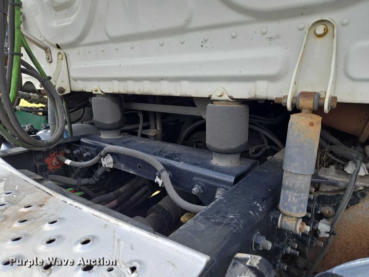 image for item EU3562 2015 Freightliner Cascadia semi truck