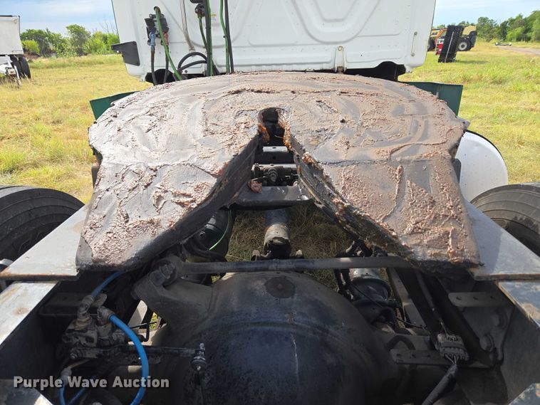 image for item EU3562 2015 Freightliner Cascadia semi truck