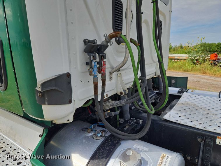 image for item EU3562 2015 Freightliner Cascadia semi truck