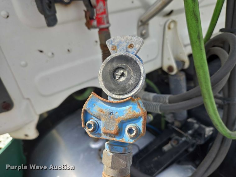 image for item EU3562 2015 Freightliner Cascadia semi truck