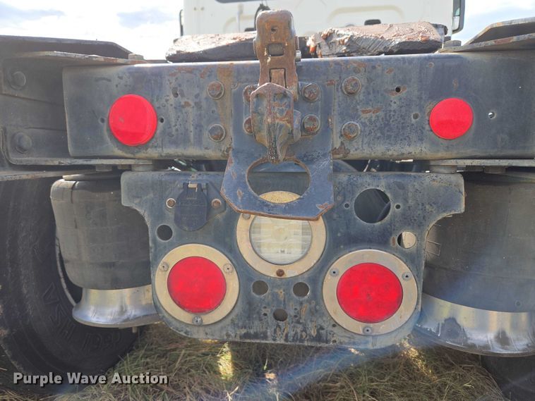 image for item EU3562 2015 Freightliner Cascadia semi truck