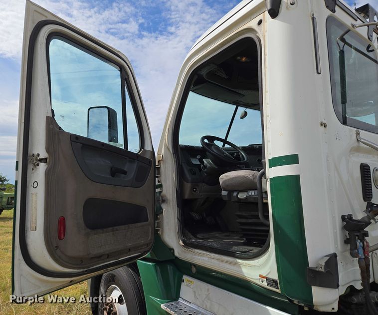 image for item EU3562 2015 Freightliner Cascadia semi truck