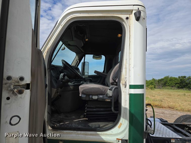 image for item EU3562 2015 Freightliner Cascadia semi truck