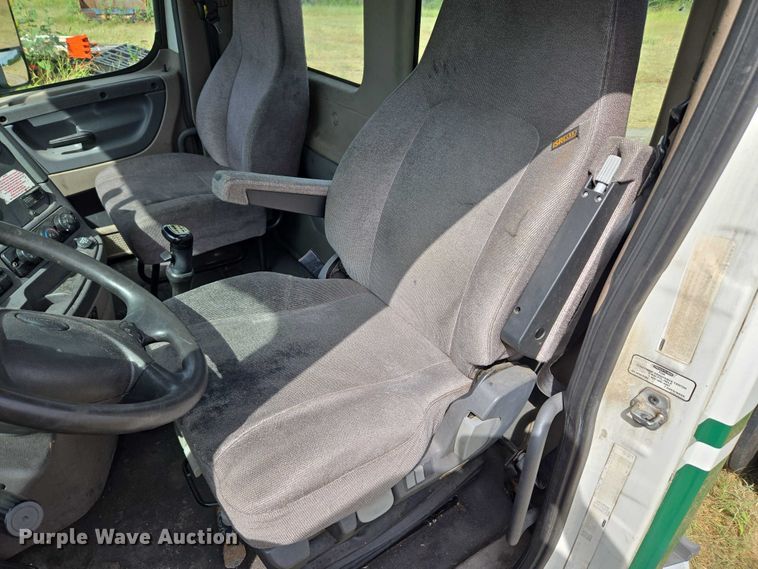 image for item EU3562 2015 Freightliner Cascadia semi truck