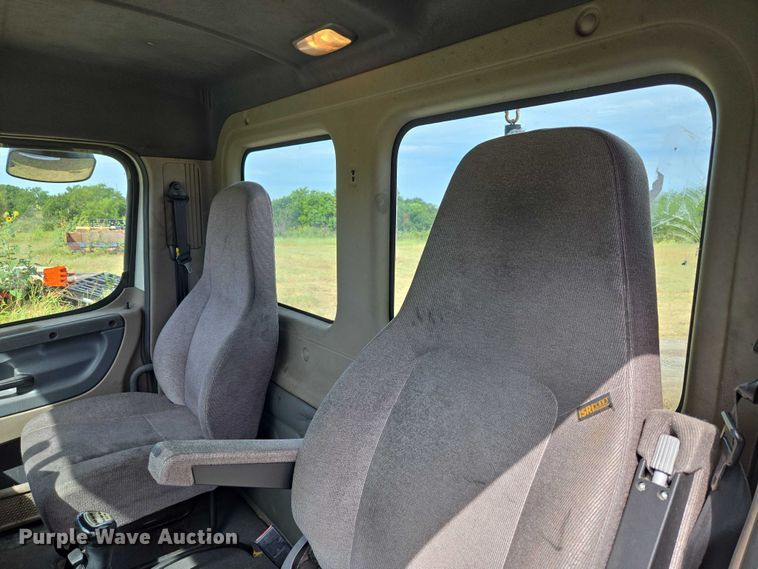 image for item EU3562 2015 Freightliner Cascadia semi truck