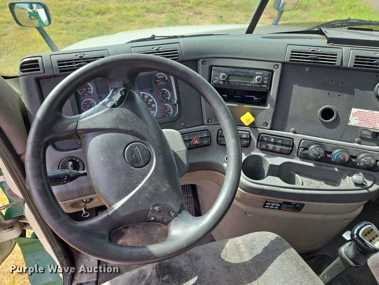 image for item EU3562 2015 Freightliner Cascadia semi truck