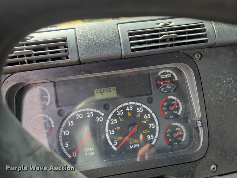 image for item EU3562 2015 Freightliner Cascadia semi truck