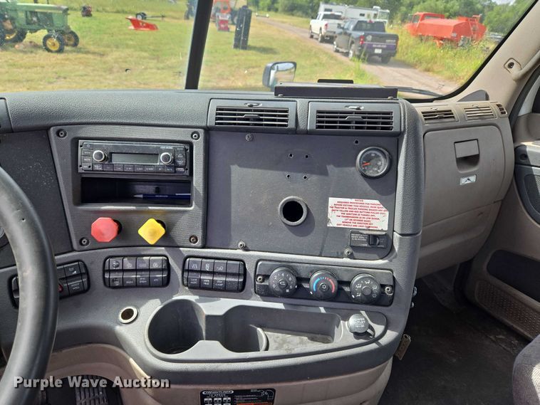 image for item EU3562 2015 Freightliner Cascadia semi truck