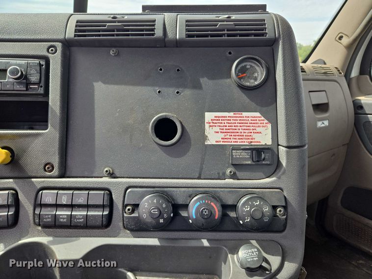 image for item EU3562 2015 Freightliner Cascadia semi truck