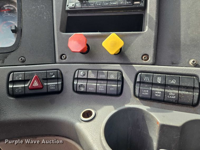 image for item EU3562 2015 Freightliner Cascadia semi truck