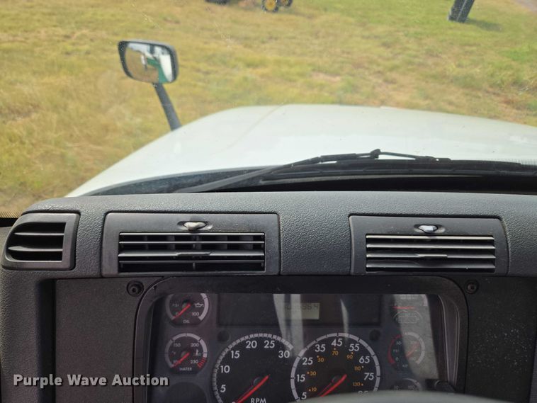 image for item EU3562 2015 Freightliner Cascadia semi truck