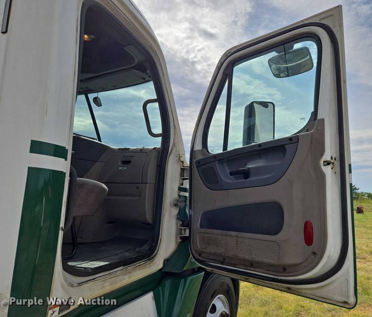 image for item EU3562 2015 Freightliner Cascadia semi truck