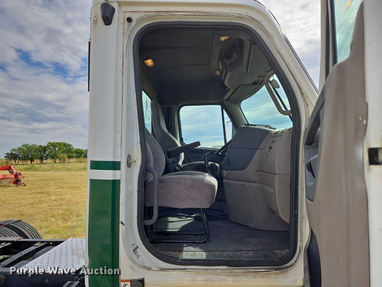 image for item EU3562 2015 Freightliner Cascadia semi truck