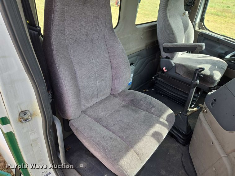 image for item EU3562 2015 Freightliner Cascadia semi truck