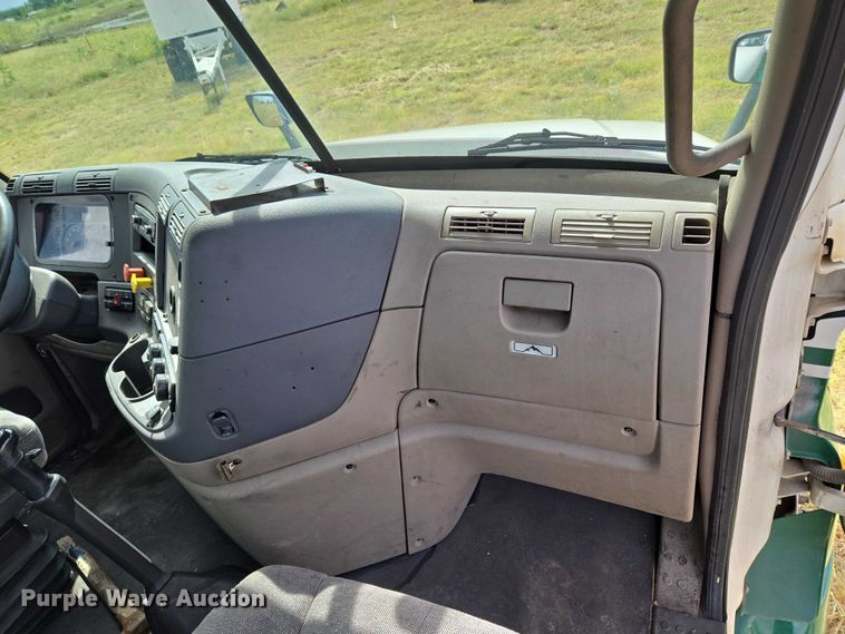 image for item EU3562 2015 Freightliner Cascadia semi truck