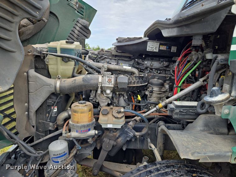 image for item EU3562 2015 Freightliner Cascadia semi truck