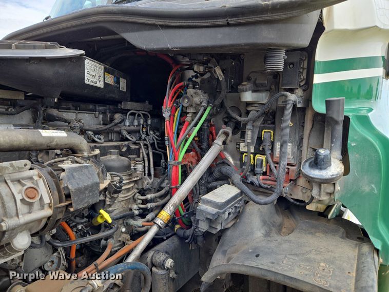 image for item EU3562 2015 Freightliner Cascadia semi truck