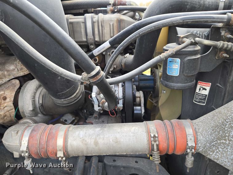 image for item EU3562 2015 Freightliner Cascadia semi truck