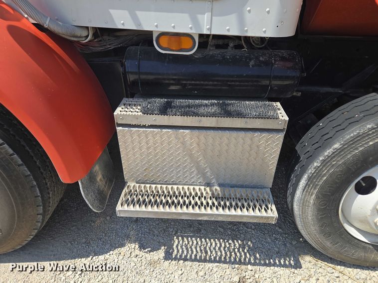 image for item EV1576 2006 Peterbilt 357 dump truck