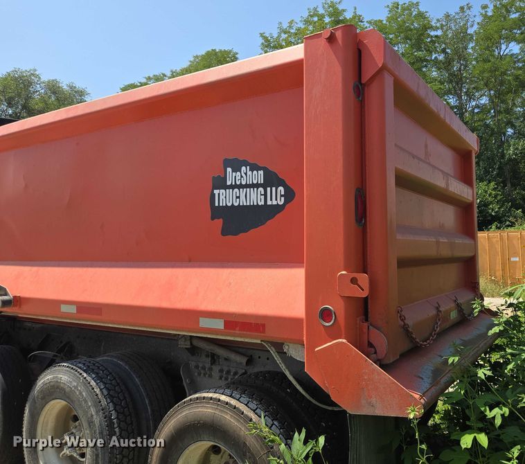 image for item EV1576 2006 Peterbilt 357 dump truck
