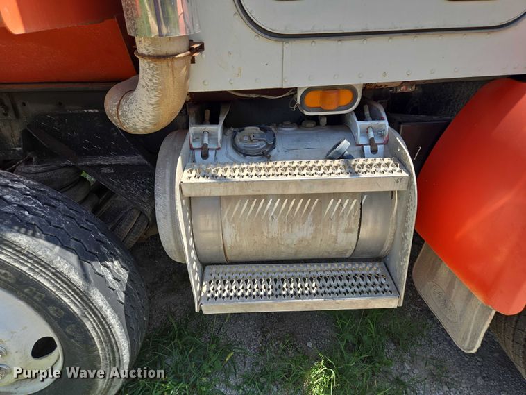 image for item EV1576 2006 Peterbilt 357 dump truck