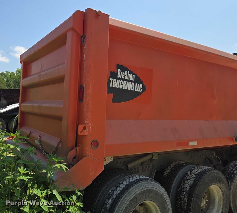 image for item EV1576 2006 Peterbilt 357 dump truck