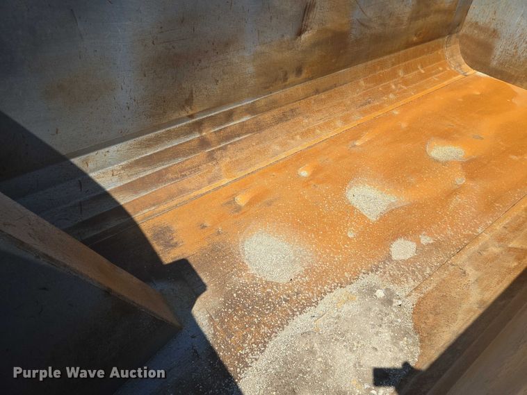 image for item EV1576 2006 Peterbilt 357 dump truck