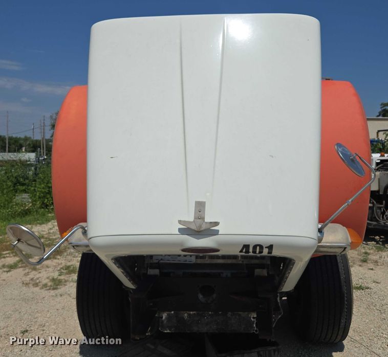 image for item EV1576 2006 Peterbilt 357 dump truck