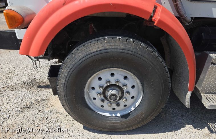 image for item EV1576 2006 Peterbilt 357 dump truck