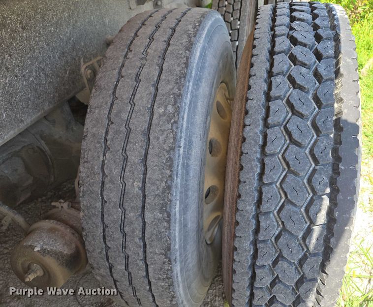 image for item EV1576 2006 Peterbilt 357 dump truck