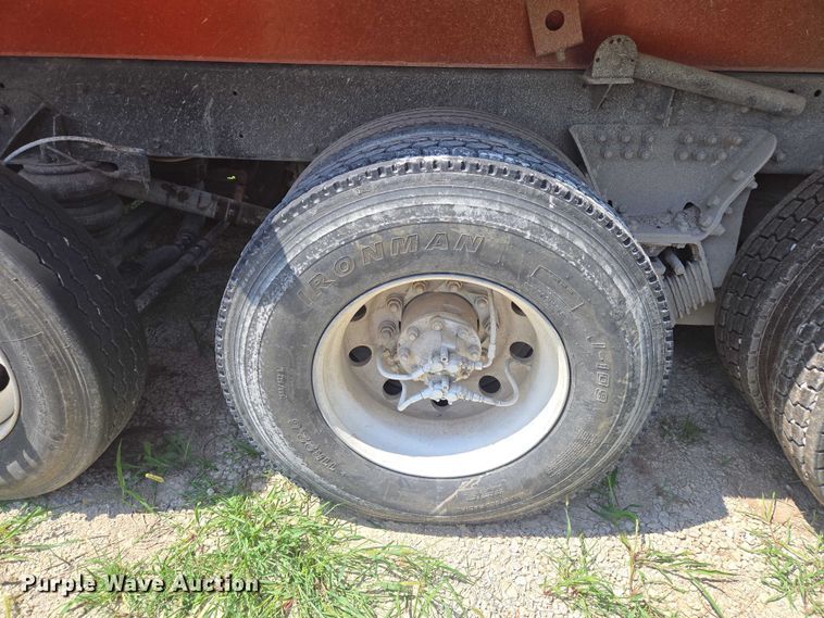 image for item EV1576 2006 Peterbilt 357 dump truck