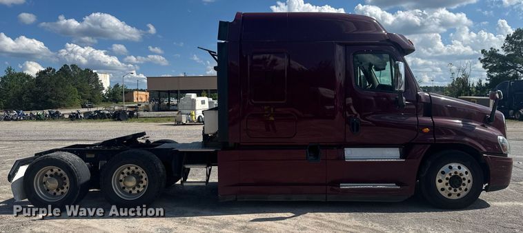 image for item YA0356 2018 Freightliner Cascadia 125 semi truck