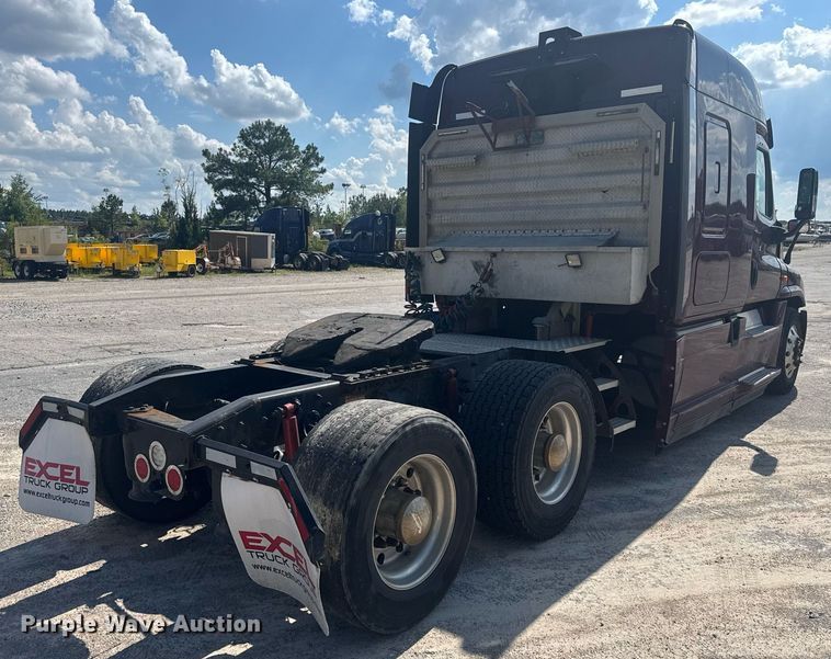 image for item YA0356 2018 Freightliner Cascadia 125 semi truck