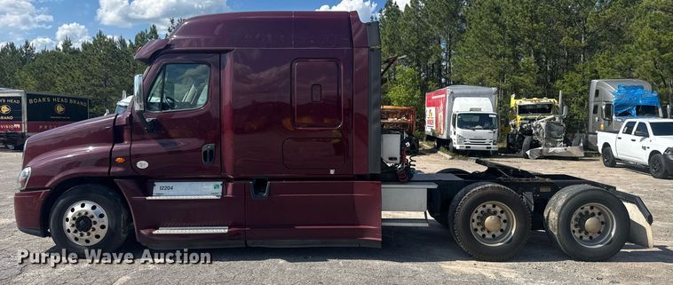 image for item YA0356 2018 Freightliner Cascadia 125 semi truck