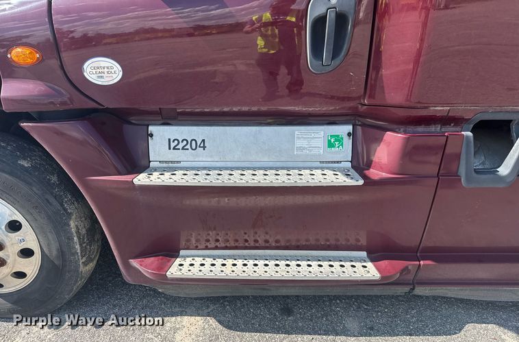 image for item YA0356 2018 Freightliner Cascadia 125 semi truck