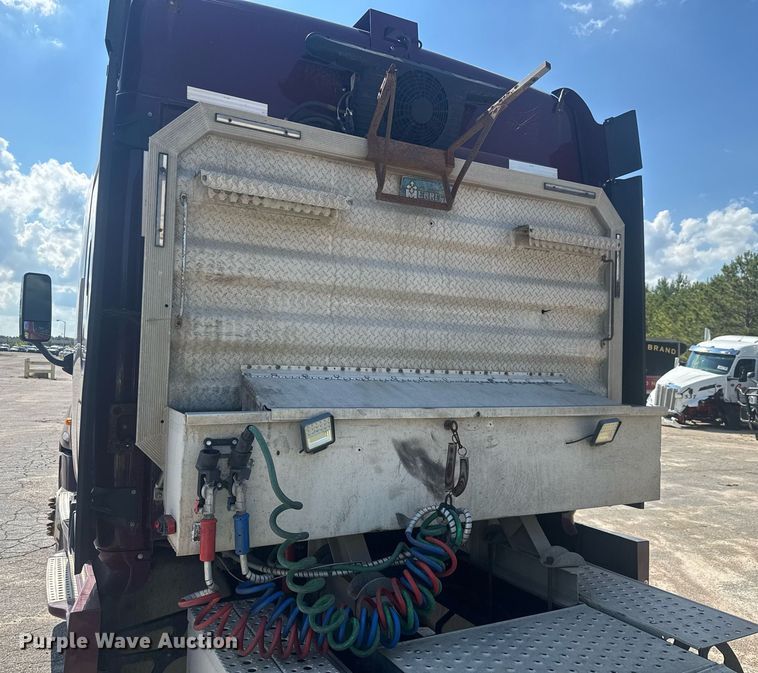 image for item YA0356 2018 Freightliner Cascadia 125 semi truck