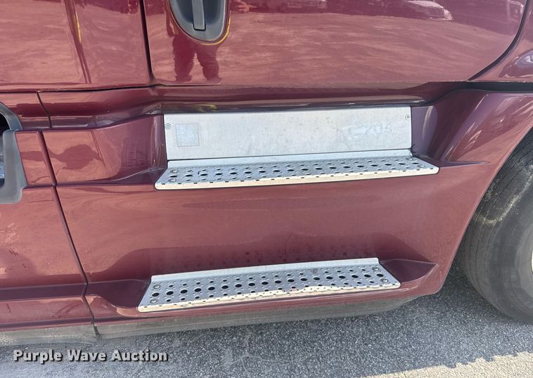 image for item YA0356 2018 Freightliner Cascadia 125 semi truck