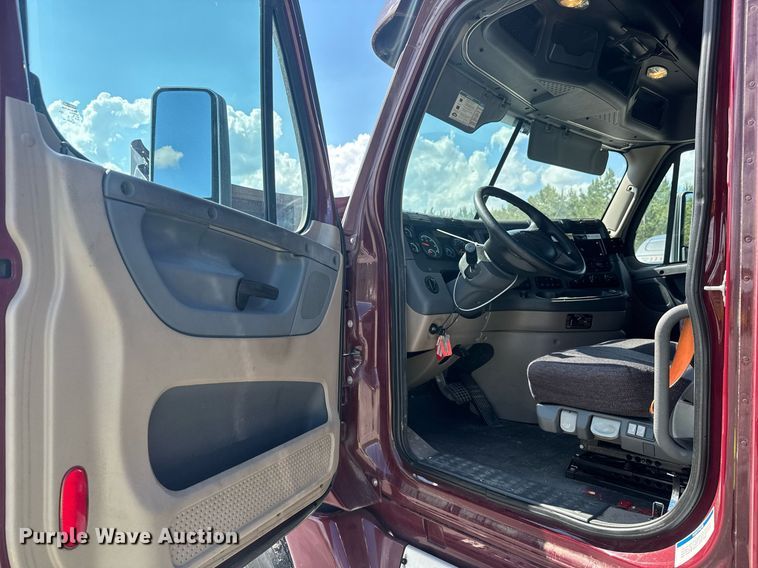 image for item YA0356 2018 Freightliner Cascadia 125 semi truck