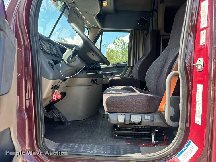 image for item YA0356 2018 Freightliner Cascadia 125 semi truck