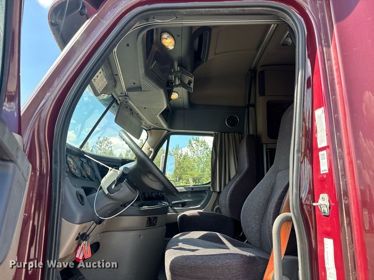 image for item YA0356 2018 Freightliner Cascadia 125 semi truck