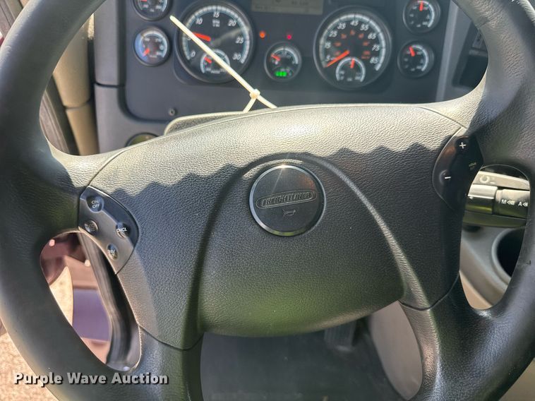 image for item YA0356 2018 Freightliner Cascadia 125 semi truck