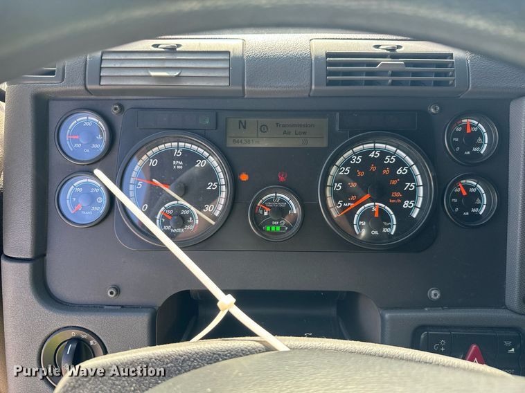 image for item YA0356 2018 Freightliner Cascadia 125 semi truck