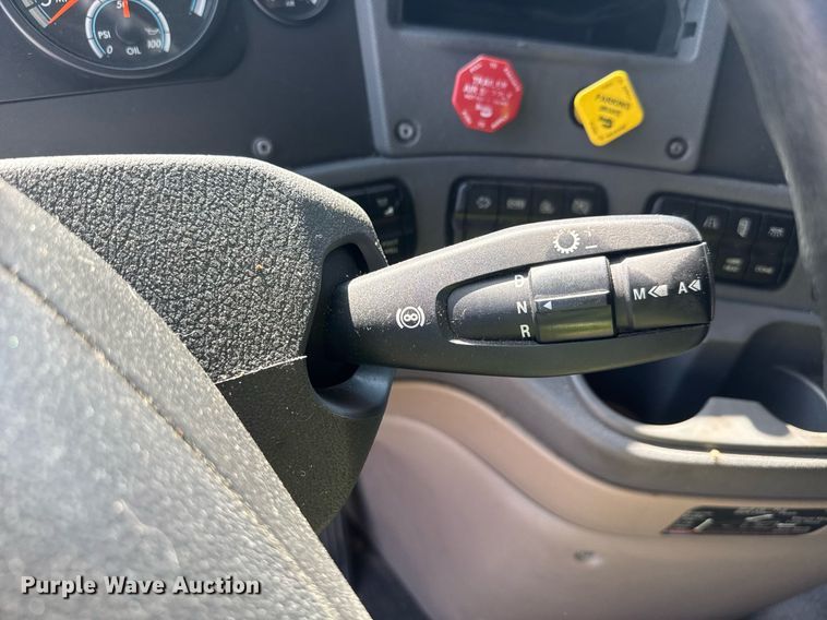 image for item YA0356 2018 Freightliner Cascadia 125 semi truck