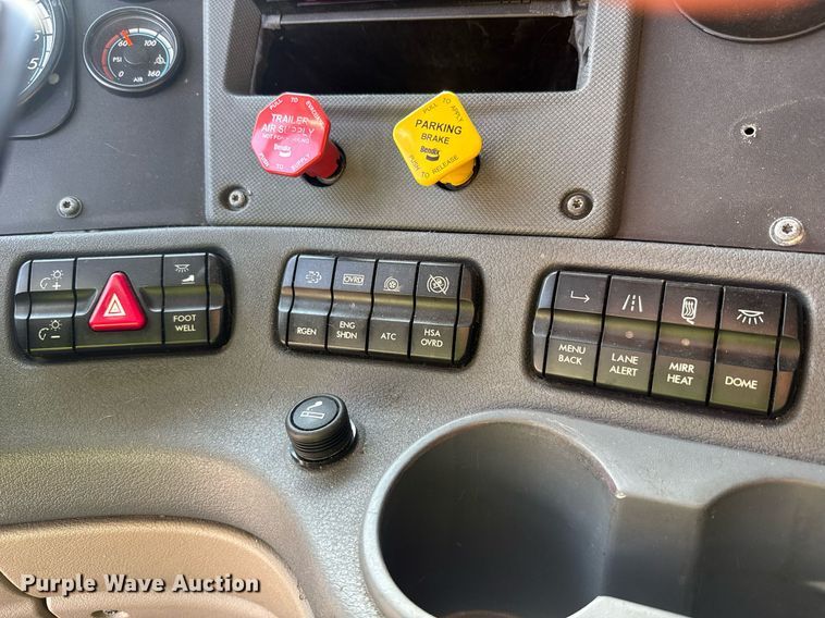 image for item YA0356 2018 Freightliner Cascadia 125 semi truck