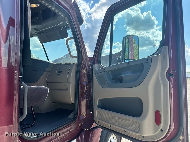 image for item YA0356 2018 Freightliner Cascadia 125 semi truck