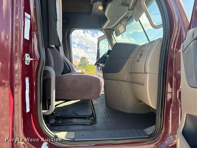 image for item YA0356 2018 Freightliner Cascadia 125 semi truck