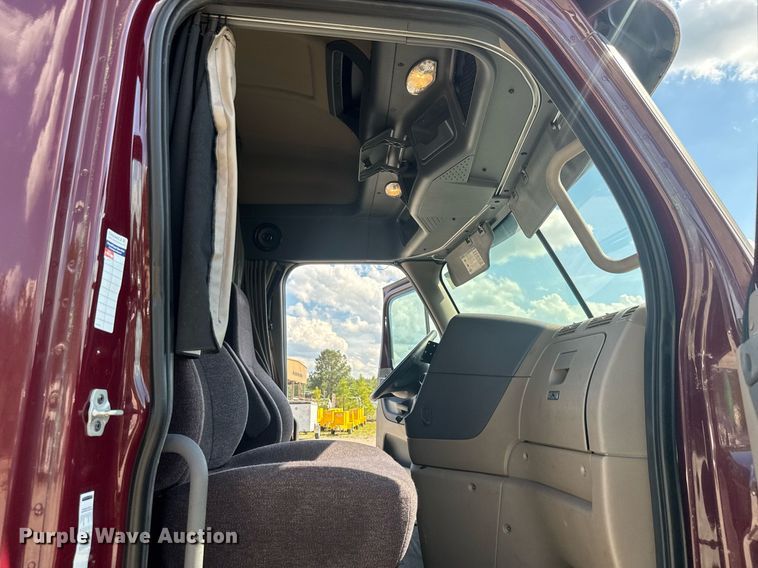 image for item YA0356 2018 Freightliner Cascadia 125 semi truck