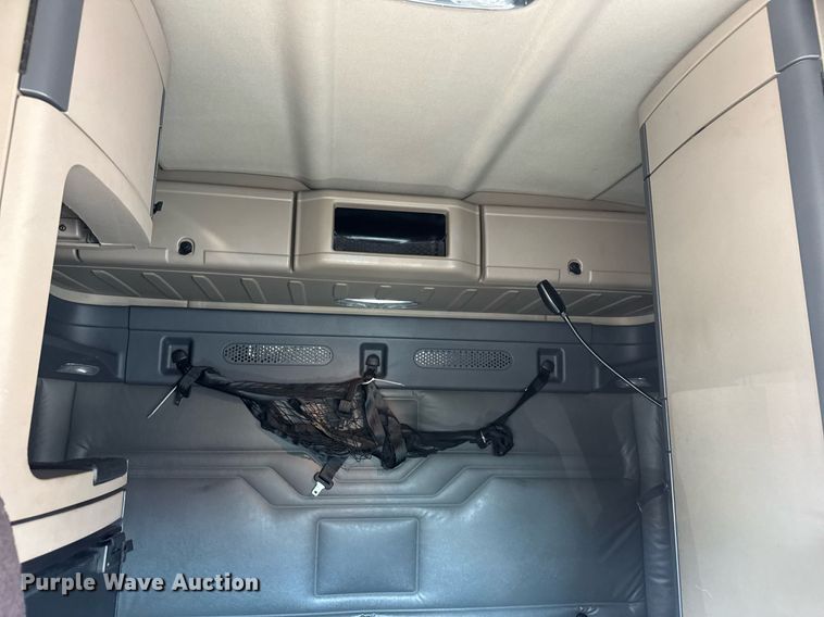 image for item YA0356 2018 Freightliner Cascadia 125 semi truck