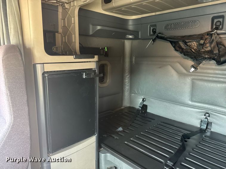 image for item YA0356 2018 Freightliner Cascadia 125 semi truck